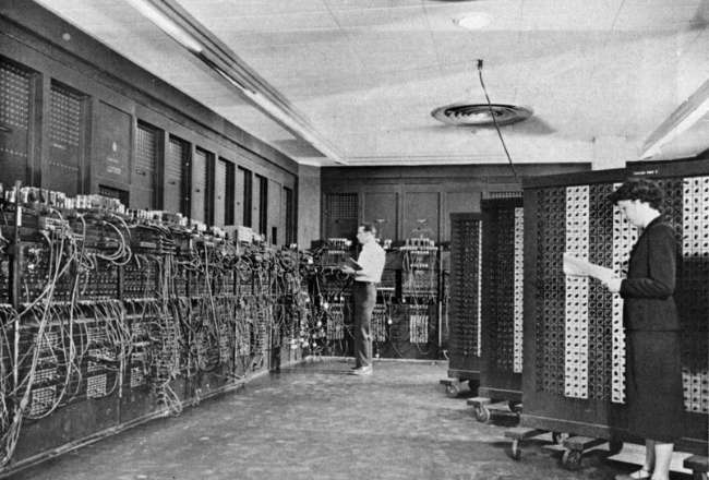 Máy tính điện tử đầu tiên ra đời như thế nào?
